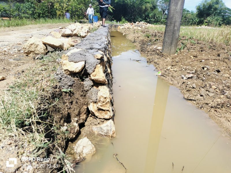 Caption: Kondisi Proyek P3-TGAI Hippa Kapasan Jaya di Desa Baturasang, pengambilan foto Rabu (20/08/2025) yang lalu (Sumber Foto: Agus Junaidi/Pilar Pos)