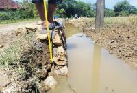 Caption: Kondisi Pekerjaan Proyek P3-TGAI Hippa Kapasan Jaya di Desa Baturasang yang Diduga Dikelola Oleh Pihak Ketiga (Sumber Foto: Agus Junaidi/Pilar Pos)