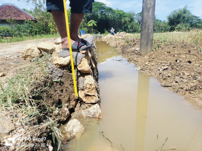 Caption: Kondisi Pekerjaan Proyek P3-TGAI Hippa Kapasan Jaya di Desa Baturasang yang Diduga Dikelola Oleh Pihak Ketiga (Sumber Foto: Agus Junaidi/Pilar Pos)