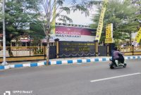 Caption: Warga Saat Melintas di Depan Kantor Polres Sampang (Sumber Foto: Safii/Pilar Pos)
