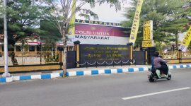 Caption: Warga Saat Melintas di Depan Kantor Polres Sampang (Sumber Foto: Safii/Pilar Pos)