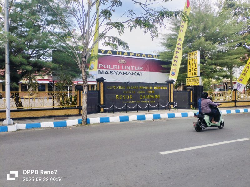 Caption: Warga Saat Melintas di Depan Kantor Polres Sampang (Sumber Foto: Safii/Pilar Pos)