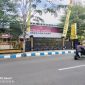 Caption: Warga Saat Melintas di Depan Kantor Polres Sampang (Sumber Foto: Safii/Pilar Pos)