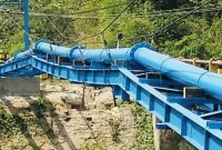 Caption: Kondisi Besi WF yang Bengkok Pada Proyek Optimalisasi Pipa Transmisi di Jembatan Tenjuy Desa Moktesareh, Oleh PDAM Sampang (Sumber Foto: Agus Junaidi/Pilar Pos)