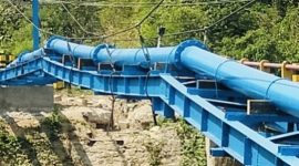 Caption: Kondisi Besi WF yang Bengkok Pada Proyek Optimalisasi Pipa Transmisi di Jembatan Tenjuy Desa Moktesareh, Oleh PDAM Sampang (Sumber Foto: Agus Junaidi/Pilar Pos)