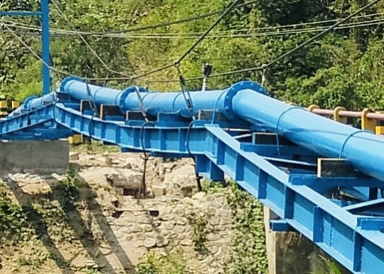 Caption: Kondisi Besi WF yang Bengkok Pada Proyek Optimalisasi Pipa Transmisi di Jembatan Tenjuy Desa Moktesareh, Oleh PDAM Sampang (Sumber Foto: Agus Junaidi/Pilar Pos)