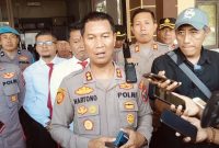 Caption: Kapolres Sampang AKBP Hartono saat Diwawancarai Wartawan Usai Mendampingi Kunjungan Kapolda Jatim Irjen Pol Nanang Avianto ke Polres Sampang (Sumber Foto: Agus Junaidi/Pilar Pos)