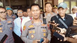 Caption: Kapolres Sampang AKBP Hartono saat Diwawancarai Wartawan Usai Mendampingi Kunjungan Kapolda Jatim Irjen Pol Nanang Avianto ke Polres Sampang (Sumber Foto: Agus Junaidi/Pilar Pos)
