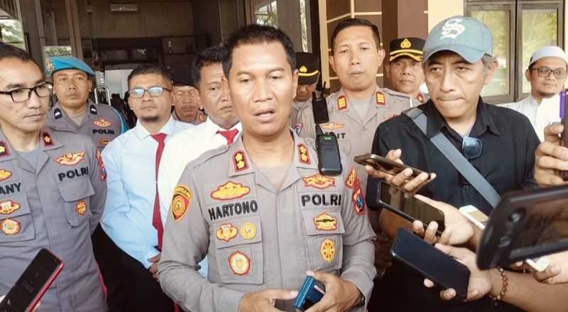 Caption: Kapolres Sampang AKBP Hartono saat Diwawancarai Wartawan Usai Mendampingi Kunjungan Kapolda Jatim Irjen Pol Nanang Avianto ke Polres Sampang (Sumber Foto: Agus Junaidi/Pilar Pos)