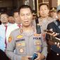 Caption: Kapolres Sampang AKBP Hartono saat Diwawancarai Wartawan Usai Mendampingi Kunjungan Kapolda Jatim Irjen Pol Nanang Avianto ke Polres Sampang (Sumber Foto: Agus Junaidi/Pilar Pos)