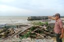 Handoko, aktivis pantura saat menunjukkan lokasi beroperasinya perahu pemakai jaring pukat harimau di pantai utara Pasean, Rabu, 13/08/2025.