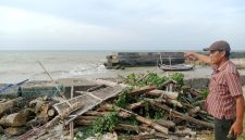 Handoko, aktivis pantura saat menunjukkan lokasi beroperasinya perahu pemakai jaring pukat harimau di pantai utara Pasean, Rabu, 13/08/2025.