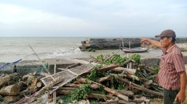 Handoko, aktivis pantura saat menunjukkan lokasi beroperasinya perahu pemakai jaring pukat harimau di pantai utara Pasean, Rabu, 13/08/2025.