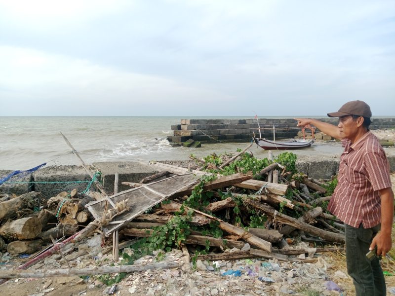 Handoko, aktivis pantura saat menunjukkan lokasi beroperasinya perahu pemakai jaring pukat harimau di pantai utara Pasean, Rabu, 13/08/2025.