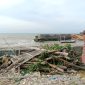 Handoko, aktivis pantura saat menunjukkan lokasi beroperasinya perahu pemakai jaring pukat harimau di pantai utara Pasean, Rabu, 13/08/2025.