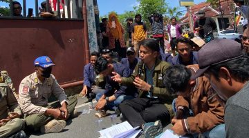 Mahasiswa UNIRA Demo ke Kantor Bupati Pamekasan, Soroti Perbaikan Jalan dan Reformasi Birokrasi