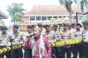 Massa aksi saat berorasi di depan Gedung DPRD kabupaten Pamekasan, Rabu, 3/09/2025.