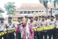 Massa aksi saat berorasi di depan Gedung DPRD kabupaten Pamekasan, Rabu, 3/09/2025.