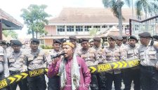 Massa aksi saat berorasi di depan Gedung DPRD kabupaten Pamekasan, Rabu, 3/09/2025.