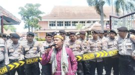 Massa aksi saat berorasi di depan Gedung DPRD kabupaten Pamekasan, Rabu, 3/09/2025.