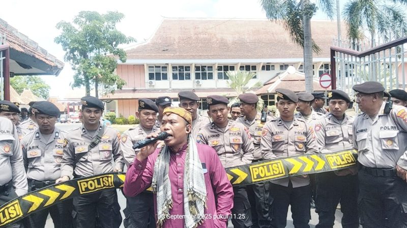 Massa aksi saat berorasi di depan Gedung DPRD kabupaten Pamekasan, Rabu, 3/09/2025.