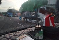 Antrean panjang dari arah selatan ke utara di ruas Jalan Raya Bicorong Pakong Pamekasan, Senin sore, 08/09/2025. (Red) 
