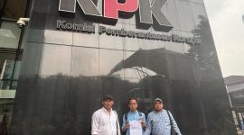 Caption: Aktivis LPK Trankonmasi Hanafi, Imron Muslim, Faris Reza Malik Saat Laporan ke KPK RI (Sumber Foto: dok/Pilar Pos)