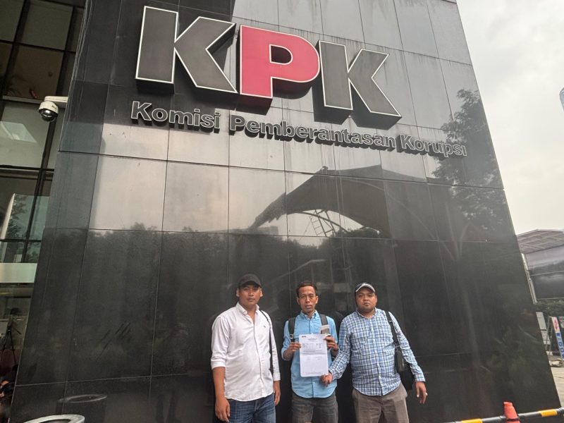 Caption: Aktivis LPK Trankonmasi Hanafi, Imron Muslim, Faris Reza Malik Saat Laporan ke KPK RI (Sumber Foto: dok/Pilar Pos)