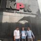 Caption: Aktivis LPK Trankonmasi Hanafi, Imron Muslim, Faris Reza Malik Saat Laporan ke KPK RI (Sumber Foto: dok/Pilar Pos)