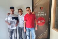 Caption: Ruspandi (Tegah) Imam Safi'i (Kaos Merah) bersama perwakilan nelayan usai laporan ke Polres Pamekasan (Sumber Foto: Pilar Pos)