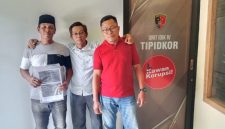 Caption: Ruspandi (Tegah) Imam Safi'i (Kaos Merah) bersama perwakilan nelayan usai laporan ke Polres Pamekasan (Sumber Foto: Pilar Pos)