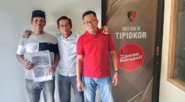 Caption: Ruspandi (Tegah) Imam Safi'i (Kaos Merah) bersama perwakilan nelayan usai laporan ke Polres Pamekasan (Sumber Foto: Pilar Pos)