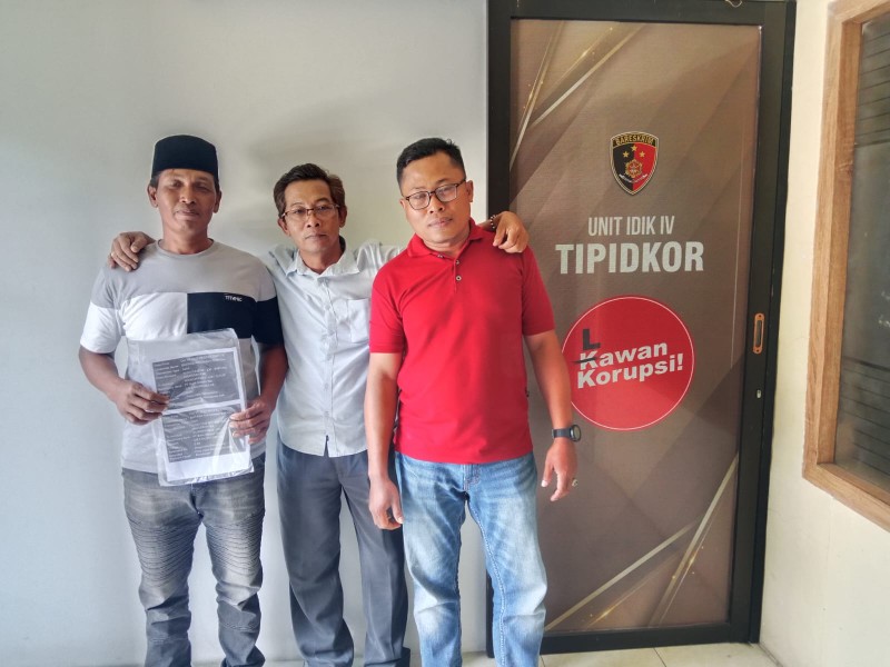 Caption: Ruspandi (Tegah) Imam Safi'i (Kaos Merah) bersama perwakilan nelayan usai laporan ke Polres Pamekasan (Sumber Foto: Pilar Pos)