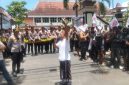 Foto Pilar Pos. Masa aksi non-governmental organization (NGO) di depan Kantor Bupati Pamekasan