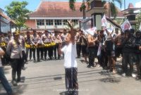 Foto Pilar Pos. Masa aksi non-governmental organization (NGO) di depan Kantor Bupati Pamekasan
