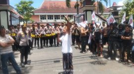 Foto Pilar Pos. Masa aksi non-governmental organization (NGO) di depan Kantor Bupati Pamekasan