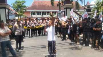 Foto Pilar Pos. Masa aksi non-governmental organization (NGO) di depan Kantor Bupati Pamekasan