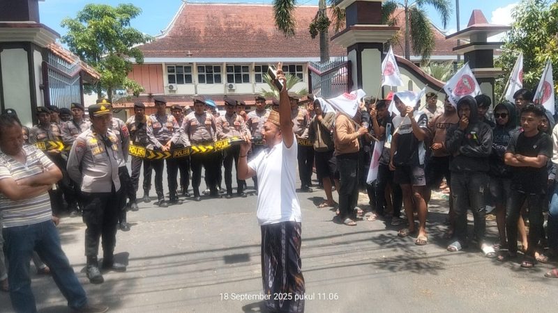 Foto Pilar Pos. Masa aksi non-governmental organization (NGO) di depan Kantor Bupati Pamekasan