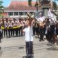 Foto Pilar Pos. Masa aksi non-governmental organization (NGO) di depan Kantor Bupati Pamekasan