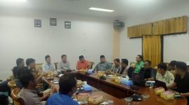 Caption: AMS saat audiensi ke DPRD Sampang, perihal pembangunan jembatan Daleman-Pasarenan (Sumber Foto: Agus Junaidi/Pilar Pos)