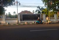 Caption: Warga saat Melintas di Depan Kantor Badan Koordinasi Wilayah (Bakorwil) Pemerintahan dan Pembangunan Provinsi Jawa Timur IV Pamekasan (Sumber Foto: Agus Junaidi/Pilar Pos)