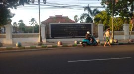 Caption: Warga saat Melintas di Depan Kantor Badan Koordinasi Wilayah (Bakorwil) Pemerintahan dan Pembangunan Provinsi Jawa Timur IV Pamekasan (Sumber Foto: Agus Junaidi/Pilar Pos)