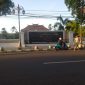 Caption: Warga saat Melintas di Depan Kantor Badan Koordinasi Wilayah (Bakorwil) Pemerintahan dan Pembangunan Provinsi Jawa Timur IV Pamekasan (Sumber Foto: Agus Junaidi/Pilar Pos)