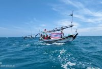 Caption: PNPM Saat Aksi Demo di Perairan Sumur Barokah Menggunakan Perahu (Sumber Foto: Agus Junaidi/Pilar Pos)