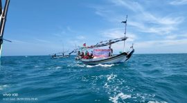 Caption: PNPM Saat Aksi Demo di Perairan Sumur Barokah Menggunakan Perahu (Sumber Foto: Agus Junaidi/Pilar Pos)