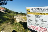 Caption: Lokasi Proyek Saluran P3-TGAI Hippa Madupat Bersatu di Desa Madupat, Kecamatan Camplong (Sumber Foto: Agus Junaidi/Pilar Pos)