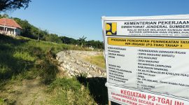 Caption: Lokasi Proyek Saluran P3-TGAI Hippa Madupat Bersatu di Desa Madupat, Kecamatan Camplong (Sumber Foto: Agus Junaidi/Pilar Pos)