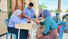 Caption: Situasi Pemeriksaan Kesehatan Gratis Yang Diadakan Oleh PJS di Batulengir (Sumber Foto: Agus Junaidi/Pilar Pos)