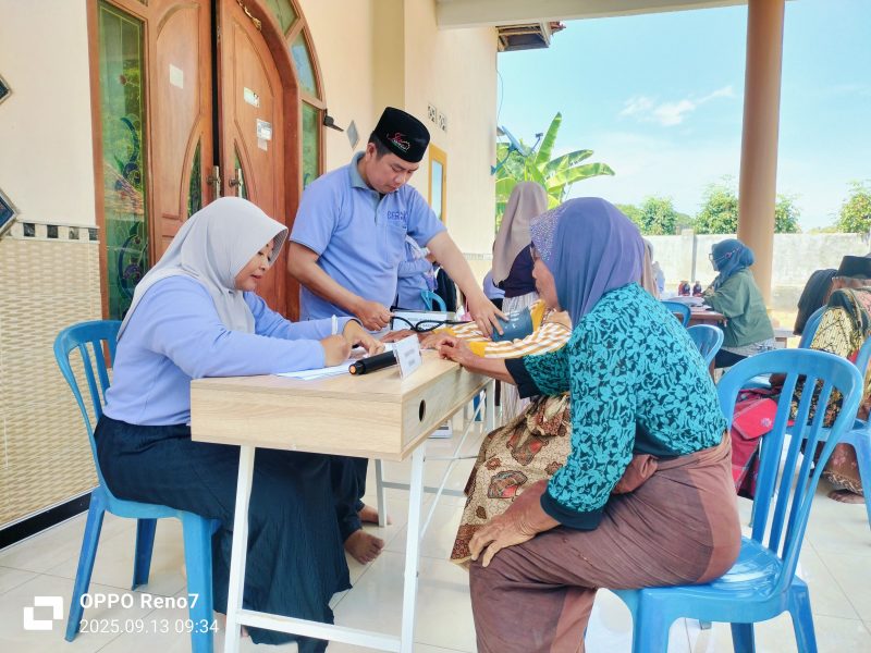Caption: Situasi Pemeriksaan Kesehatan Gratis Yang Diadakan Oleh PJS di Batulengir (Sumber Foto: Agus Junaidi/Pilar Pos)