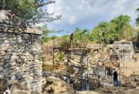 Caption: Kondisi Pekerja Tidak Menggunakan APD K3 Saat Berada di Atas Mengerjakan Proyek Pembangunan Jembatan Daleman-Pasarenan (Sumber Foto: Agus Junaidi/Pilar Pos)